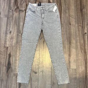 Gray Skinny Jeans with Stonewashed Finish